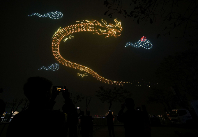 Artistic drone performance at West Lake on New Year's Eve, February 9. Photo: Ngoc Thanh