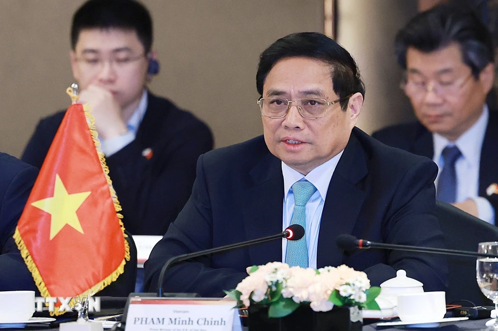 El primer ministro Pham Minh Chinh habla en un diálogo con líderes de varias grandes corporaciones coreanas. (Foto: Duong Giang/VNA)