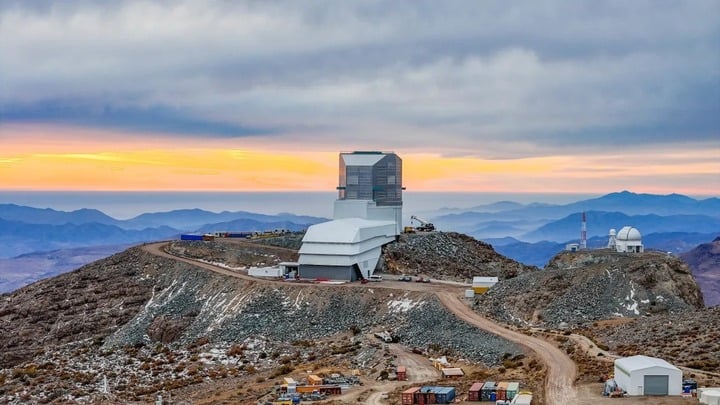 Đài quan sát Vera Rubin đang trong quá trình hoàn thiện trên đỉnh Cerro Pachón, Chile. (Ảnh: SLAC)