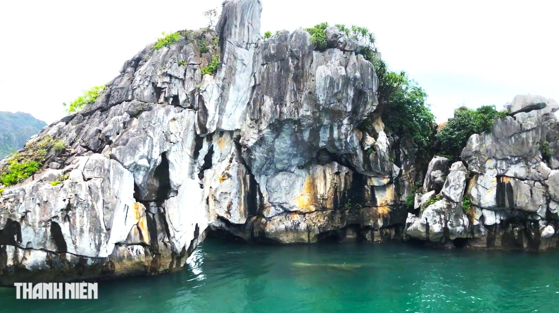 Cận cảnh hòn Trống Mái nguy cơ 'sứt mào, tòe mỏ, hỏng phao câu'  - Ảnh 5.