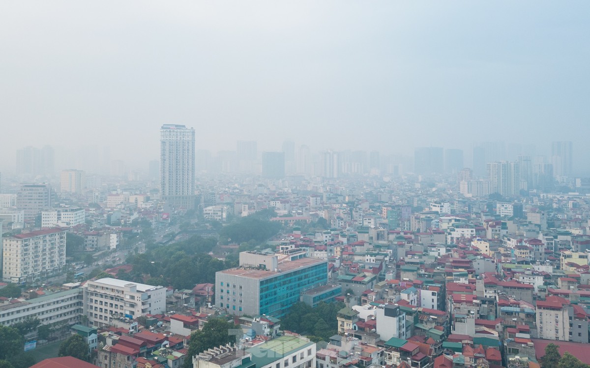 Der Himmel in Hanoi ist aufgrund der Luftverschmutzung dunstig, an manchen Orten ist die Luft schlecht (Foto 1).