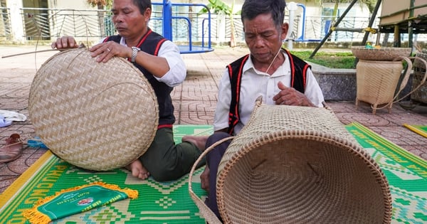 Già làng người Raglai giữ nghề đan mây, tre ở Khánh Sơn