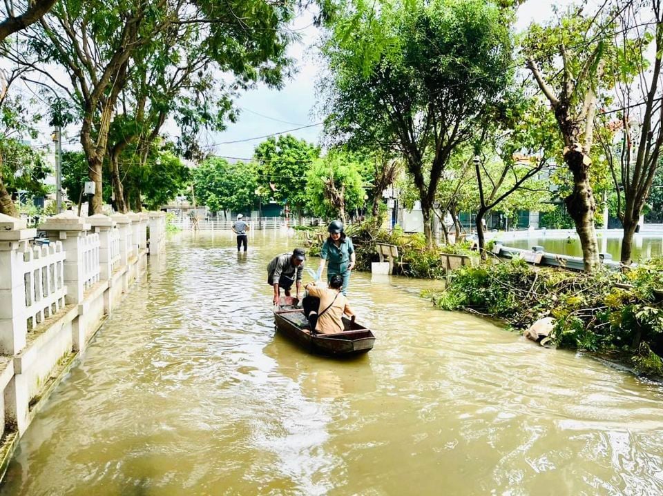 ទន្ទឹមនឹងការប្រព្រឹត្តិកម្មបរិស្ថាន រដ្ឋាភិបាល និងប្រជាជនស្រុក Long Bien ក៏បានយកចិត្តទុកដាក់លើការធានាសន្តិសុខសង្គម និងជួយដល់គ្រួសារដែលរងគ្រោះដោយខ្យល់ព្យុះលេខ៣។