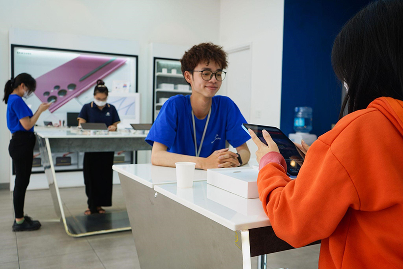 Experience Apple-standard shopping space at authorized dealers