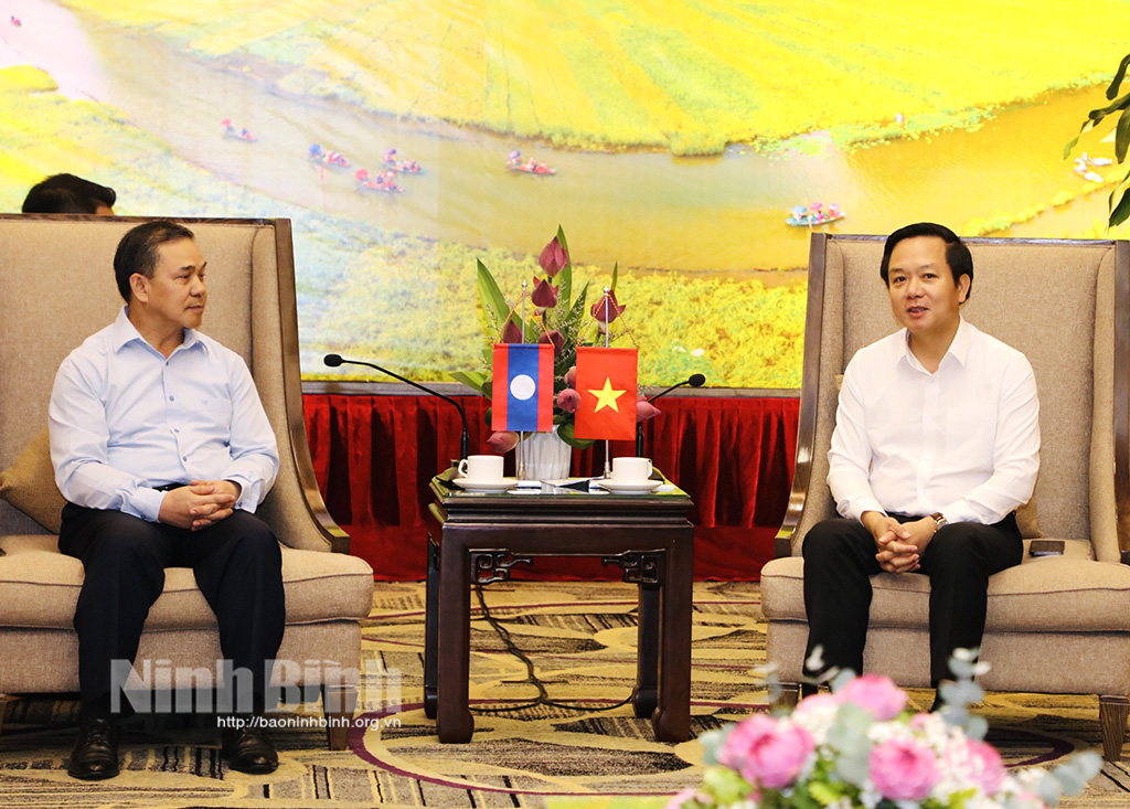 Une délégation de l'ambassade de la RDP lao au Vietnam a visité la province de Ninh Binh