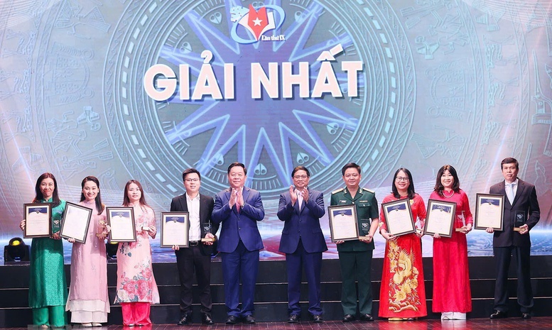 La 10e cérémonie nationale de remise des prix de l'information étrangère est sur le point d'avoir lieu à Hanoi.