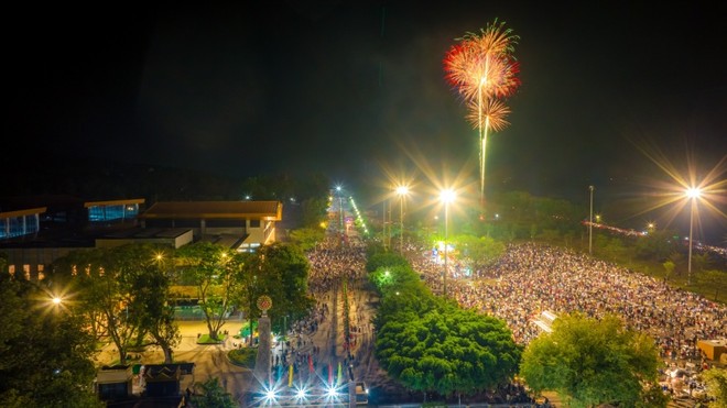 Màn bắn pháo hoa tại Tây Ninh thu hút hàng ngàn du khách và nhân dân