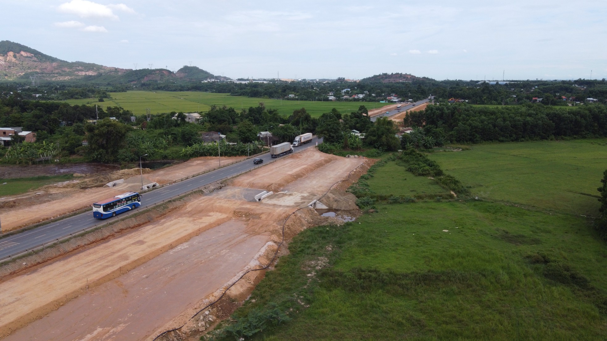 គម្រោងផ្លូវល្បឿនលឿនតម្លៃ 2,000 ពាន់លានដុងកំពុងដំណើរការក្នុងរចនាប័ទ្ម ... ​​skip-and-go រូបថត 8