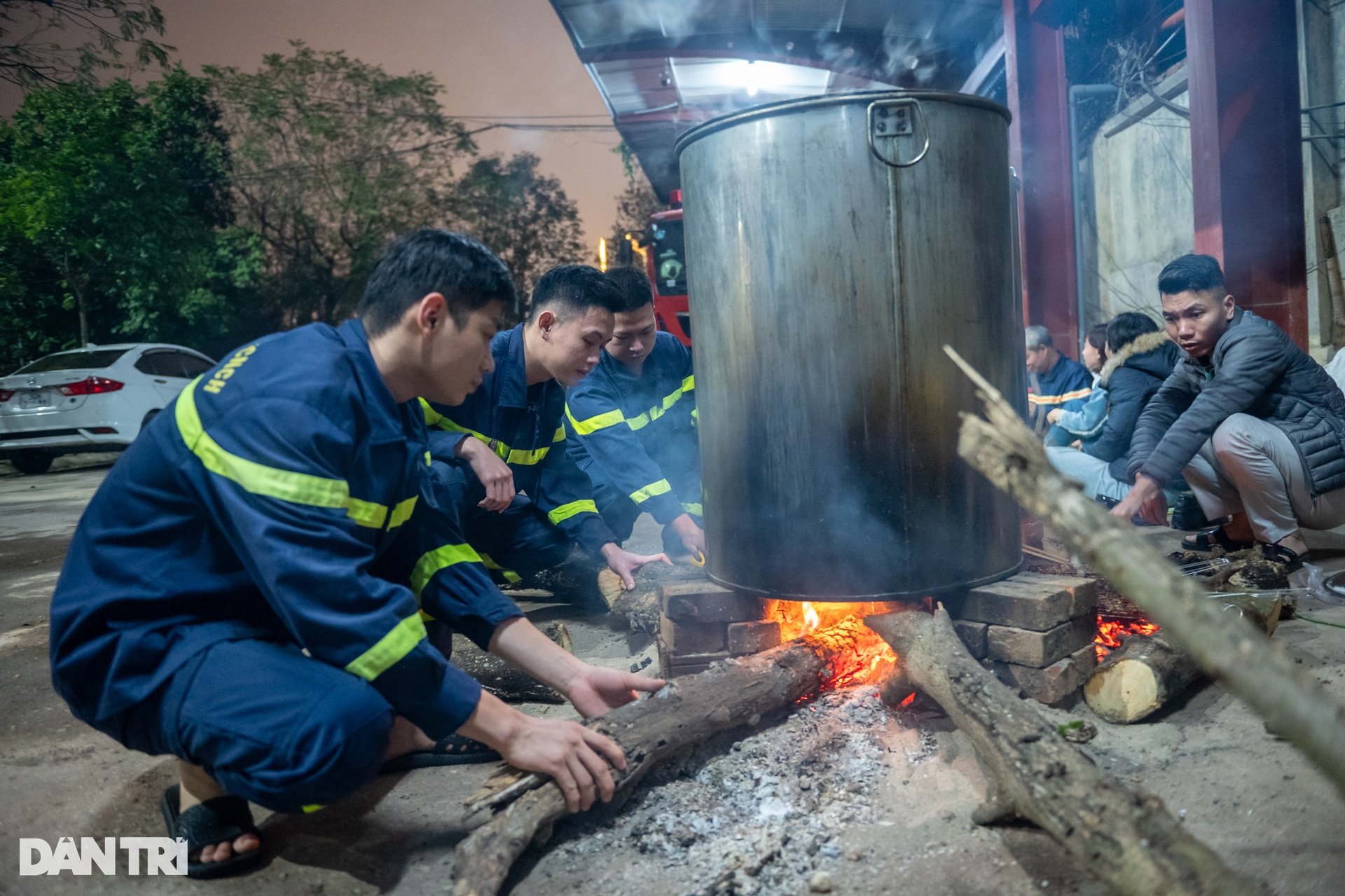 Lính cứu hỏa Thủ đô gói bánh chưng đón Tết - 9