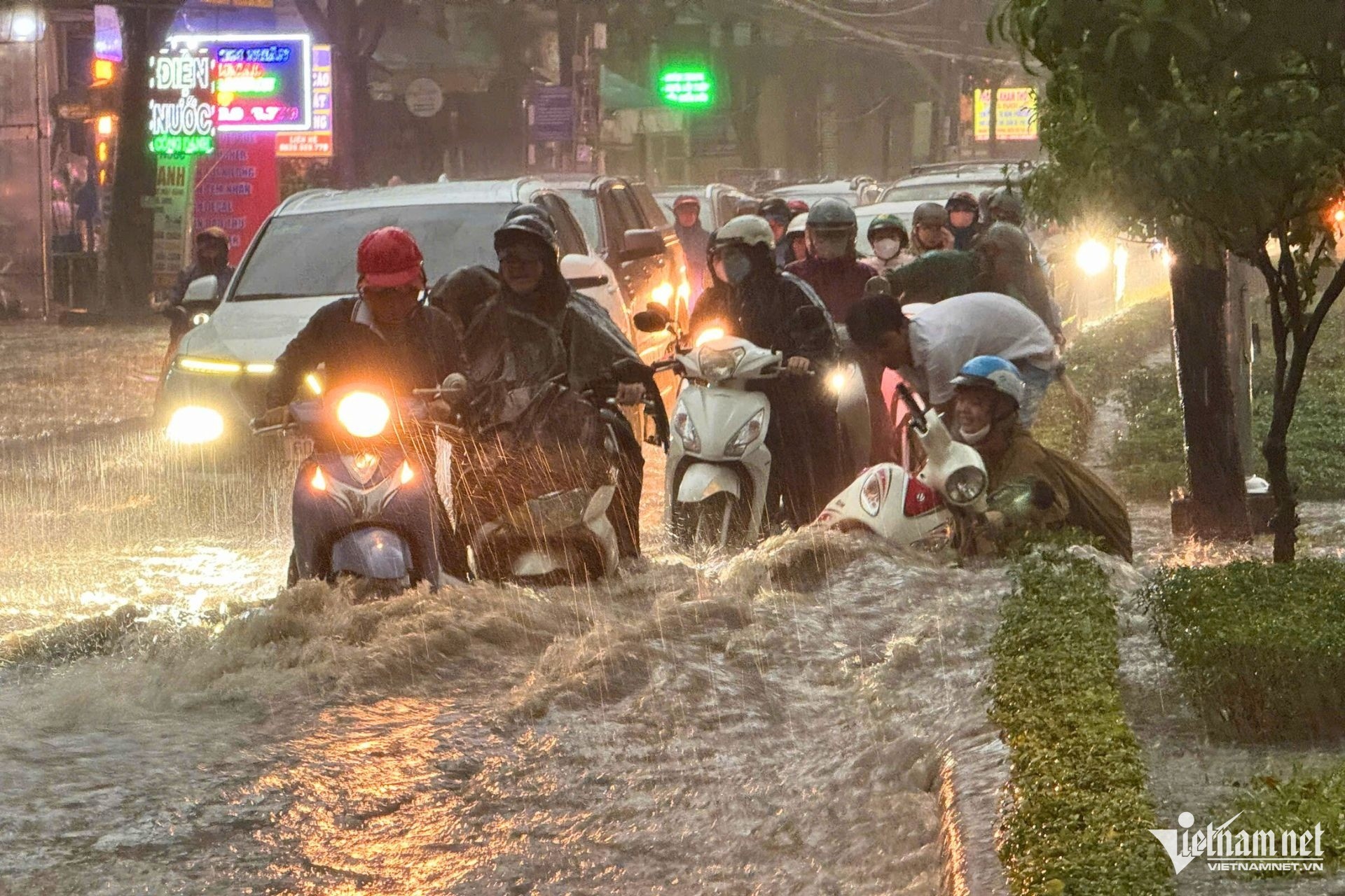 Mưa lớn trong 2 giờ, cô gái chạy xe máy ngã nhào khi qua 'rốn ngập' ở Đồng Nai ảnh 4