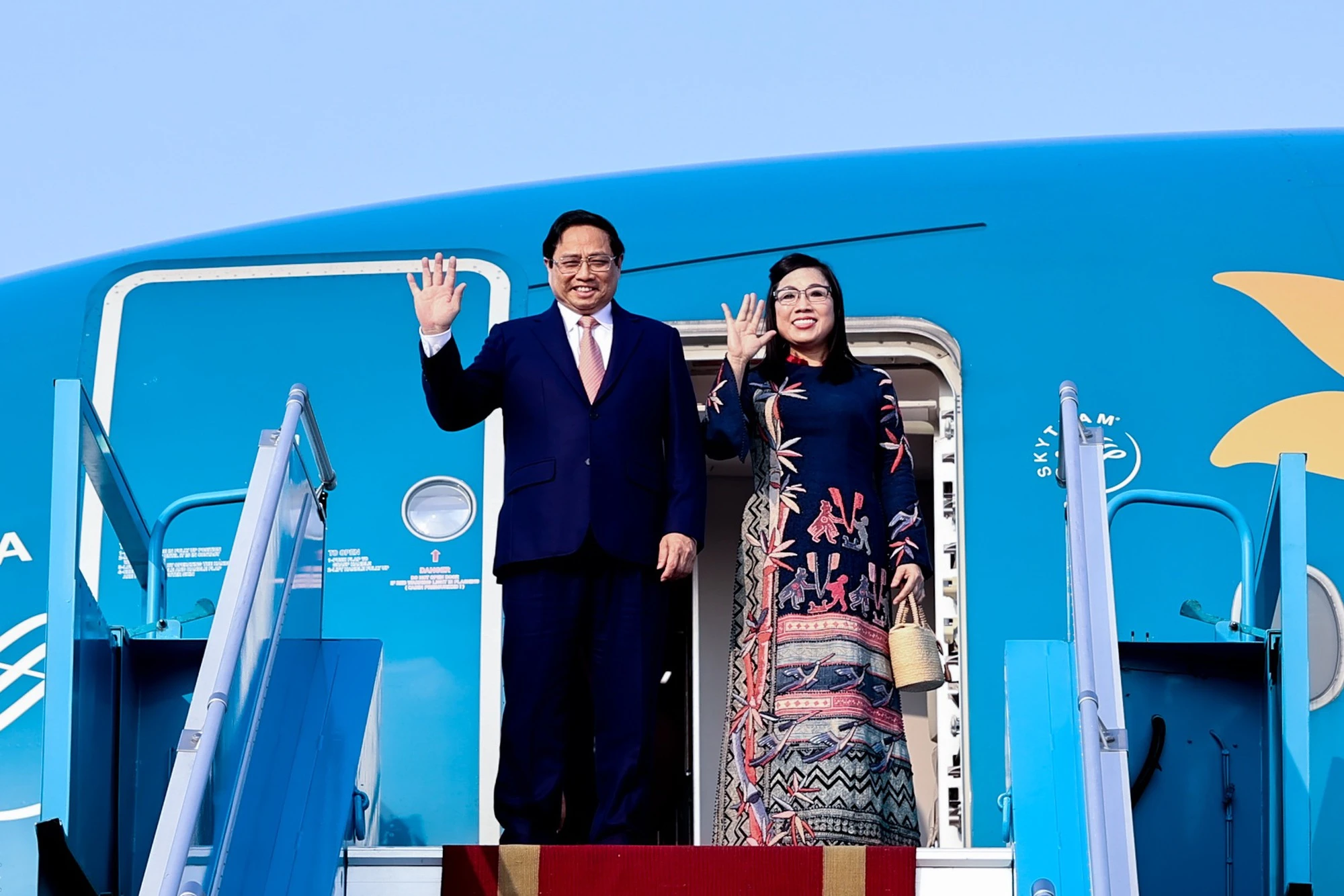 นายกรัฐมนตรี Pham Minh Chinh เดินทางถึงดูไบเพื่อเข้าร่วมการประชุม COP28 และกิจกรรมทวิภาคีในสหรัฐอาหรับเอมิเรตส์