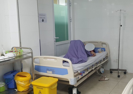 食中毒の疑いで7人の観光客が救急室に駆け込んだ（写真1）