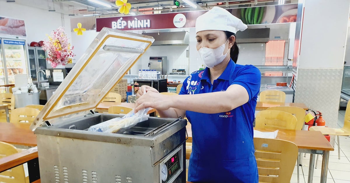 홍수 피해 지역 주민들에게 비영리 물품 제공