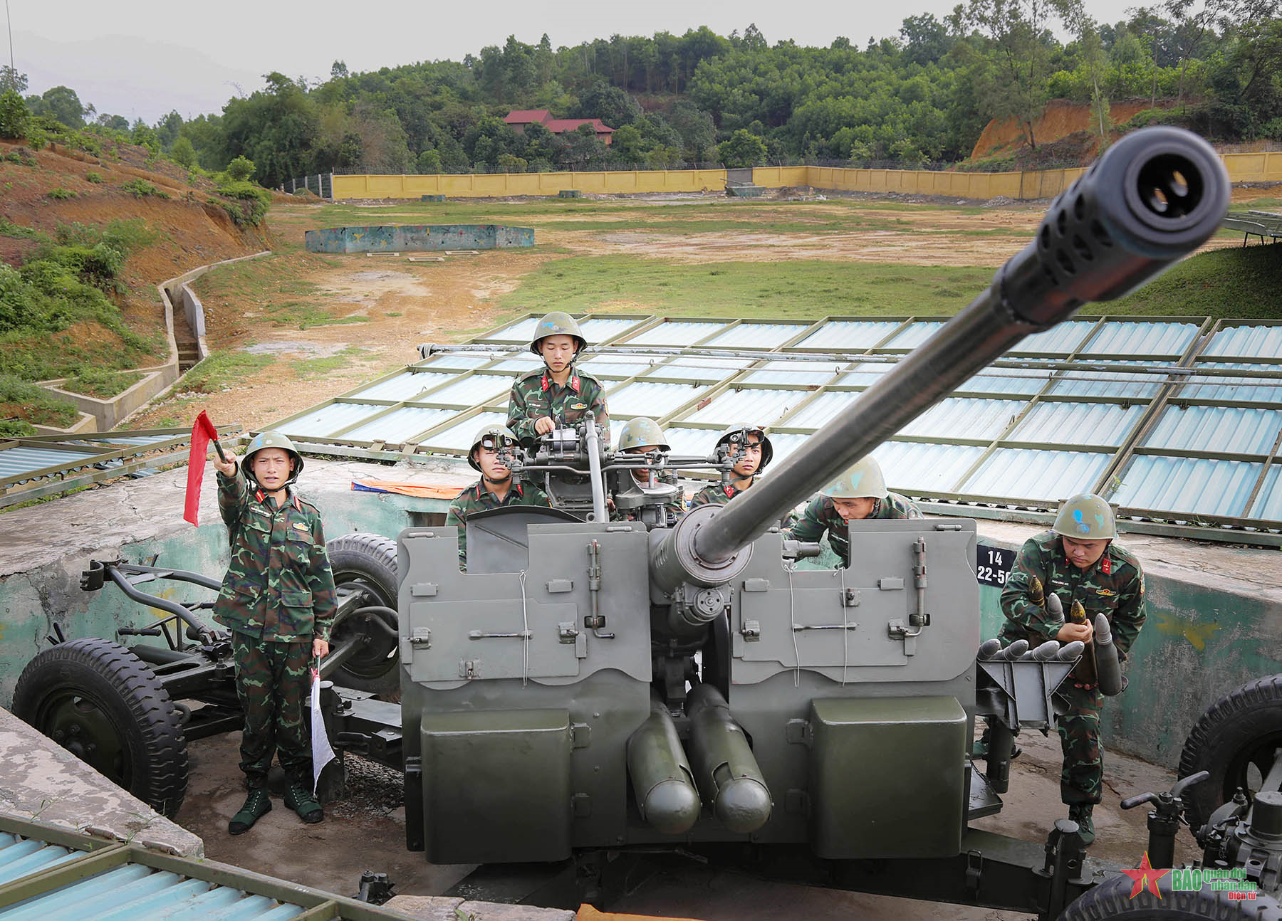 210th Air Defense Artillery Brigade (Military Region 1): Overcoming the sun, overcoming the rain, competing to train well