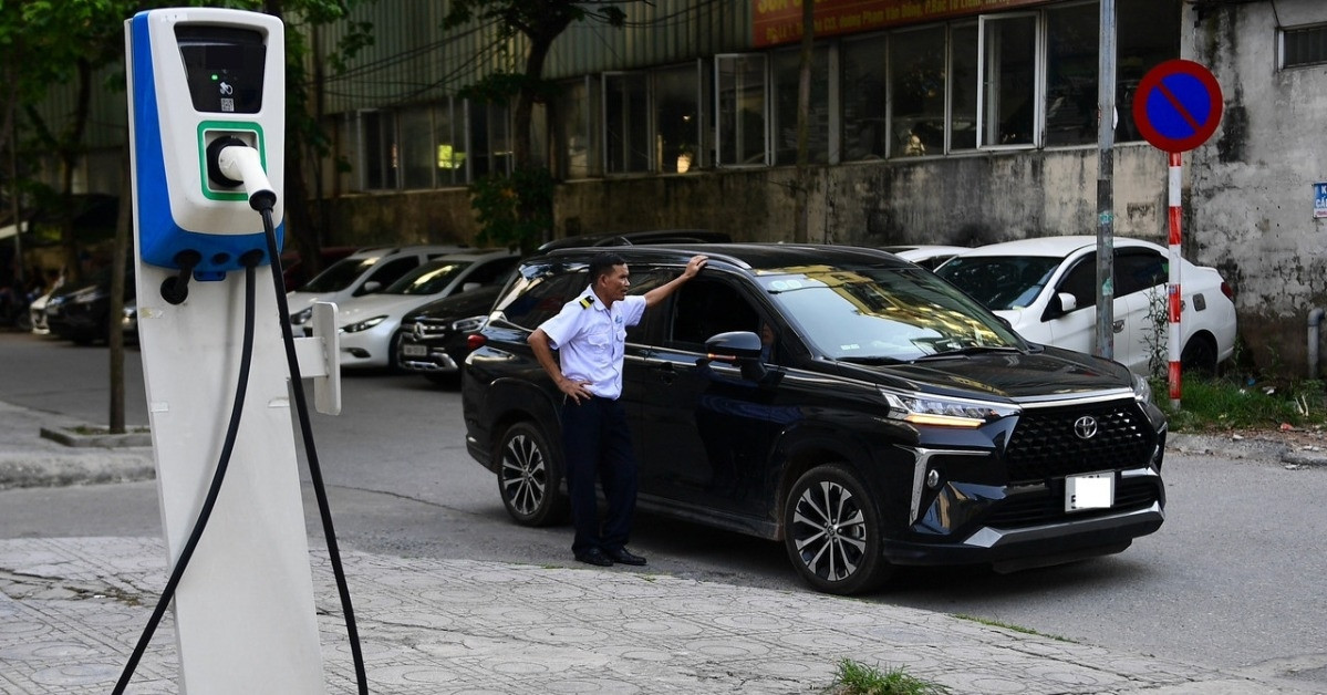 Ho Chi Minh City revisa su red de tráfico y busca lugares para instalar estaciones de carga para vehículos eléctricos