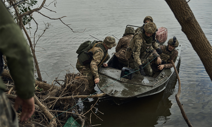 Binh sĩ Ukraine vượt sông Dnieper ngày 17/12. Ảnh: OPU