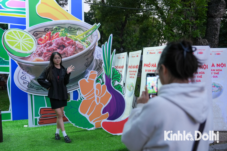 Hanoi Food Culture Festival 2024: Verkehrsstaus wegen Tausender Menschen, die zum Festival kommen - Foto 36