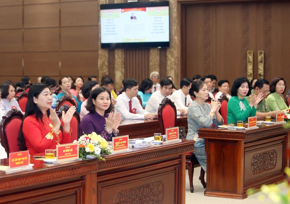 중앙 및 하노이 지도자와 대표단은 2019-2024년 기간 동안 하노이의 모든 계층에서 뛰어난 전선 관리들을 칭찬하기 위해 회의에 참석했습니다.