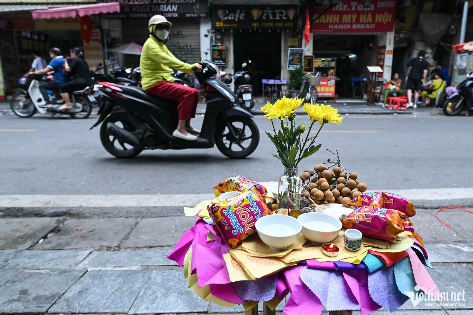 Người Hà Nội đốt vàng mã khắp vỉa hè, khách Tây thấy lạ mắt