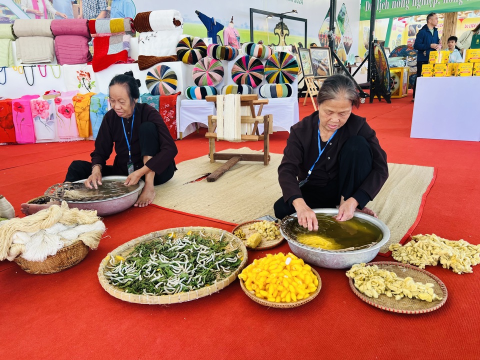 Atelier et espace de démonstration des artisans du Festival. Photo : Anh Ngoc 