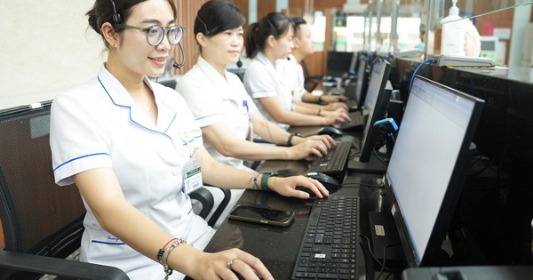 Le directeur de l'hôpital Bach Mai participe directement à l'examen médical jusqu'à 21h00 tous les jours