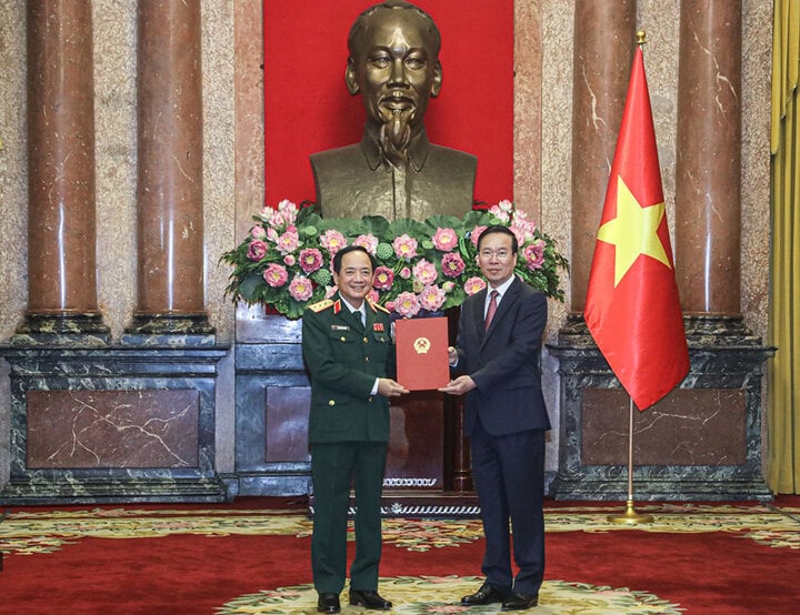 ประธานาธิบดีโว วัน เทือง มอบมติเลื่อนยศเป็นพลโทอาวุโสแก่นายตรีญ วัน เควี๊ยต (ภาพ : สำนักงานประธานาธิบดี)