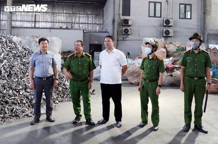 Las autoridades provinciales de Bac Ninh realizan una inspección de campo en el grupo industrial de la aldea artesanal de Man Xa.