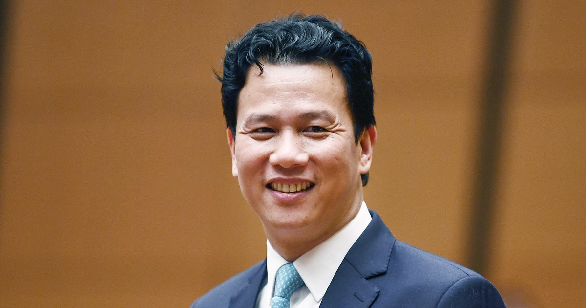 Minister of Natural Resources and Environment Dang Quoc Khanh participated in answering questions at the 7th Session.