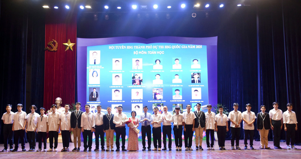 Among the 20 members of the Hanoi team participating in the national math competition, there are 4 students from Newton School.