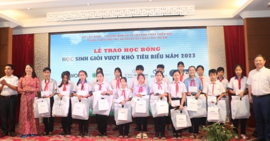 Thừa Thiên Huế trao học bổng cho học sinh nghèo vượt khó tiêu biểu năm 2023