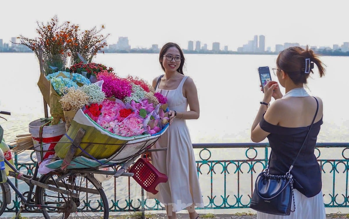 El otoño llama a la puerta, las musas se apresuran a registrarse en las calles de Hanoi foto 9