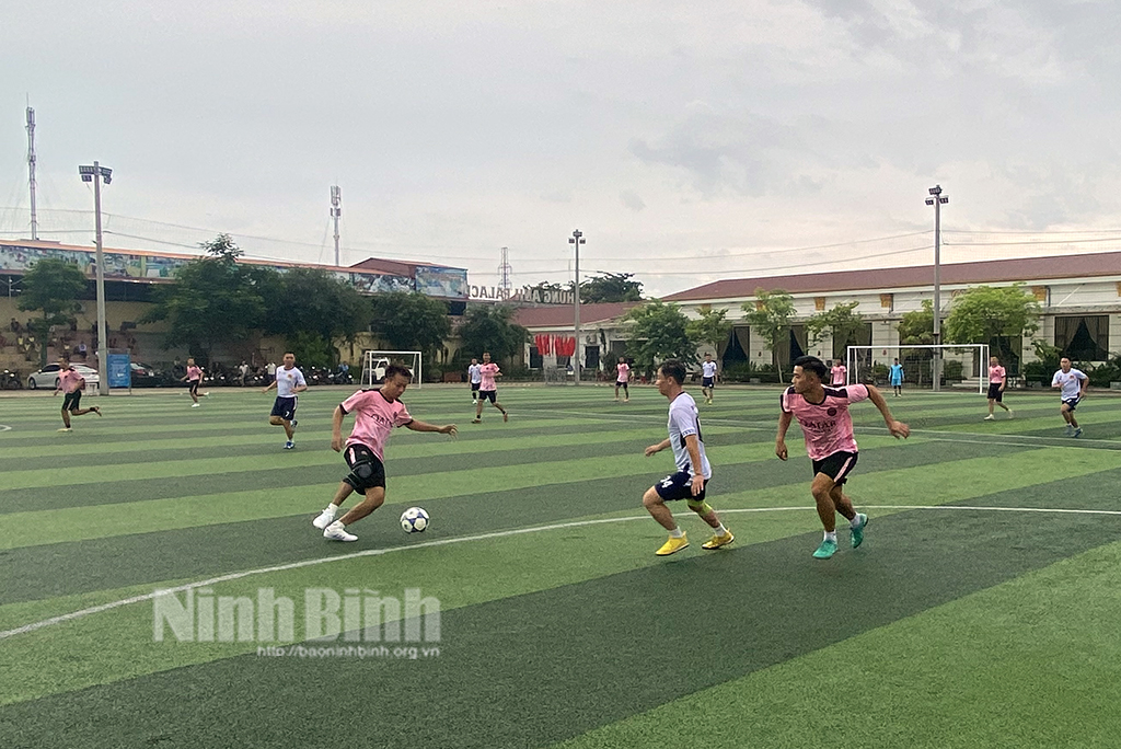 Ouverture de la phase finale du tournoi de football des jeunes du district de Nho Quan 2023