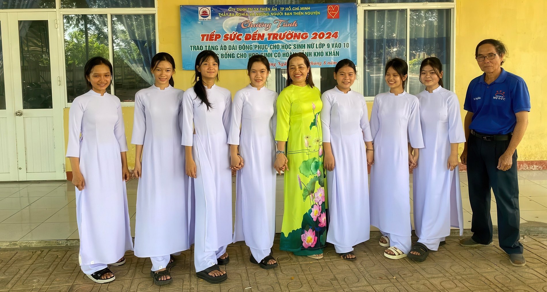 For 7 years, a retired teacher has sewn hundreds of ao dai to give to poor female students.