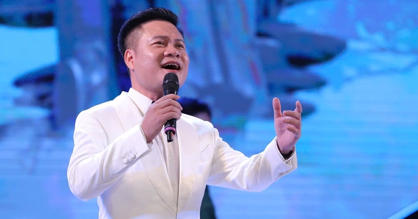 Meritorious Artist Hoang Tung touches deep emotions when singing about "old parents"