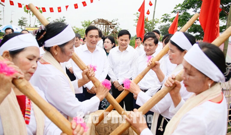 Các đồng chí lãnh đạo tỉnh thăm Hội trại Văn hoá 