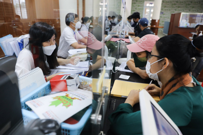 La gente realiza procedimientos administrativos en el Comité Popular de la ciudad de Thu Duc, Ciudad Ho Chi Minh, agosto de 2022. Foto: Quynh Tran