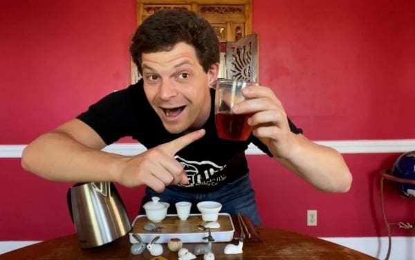 Young American businessman makes a fortune by making videos of making Chinese tea