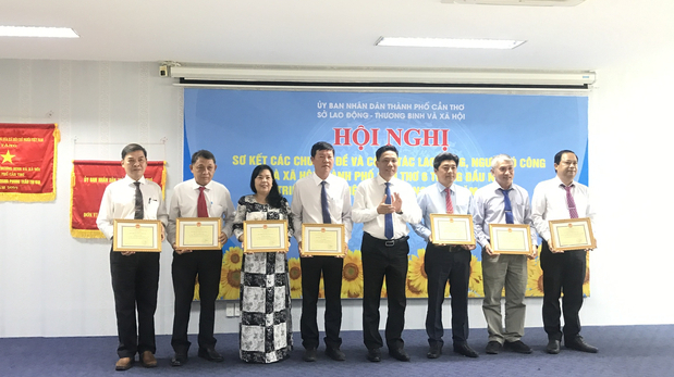 Ông Nguyễn Thực Hiện trao bằng khen của Chủ tịch UBND TP cho cán bộ, công chức, viên chức ngành LĐ-TB&XH.
