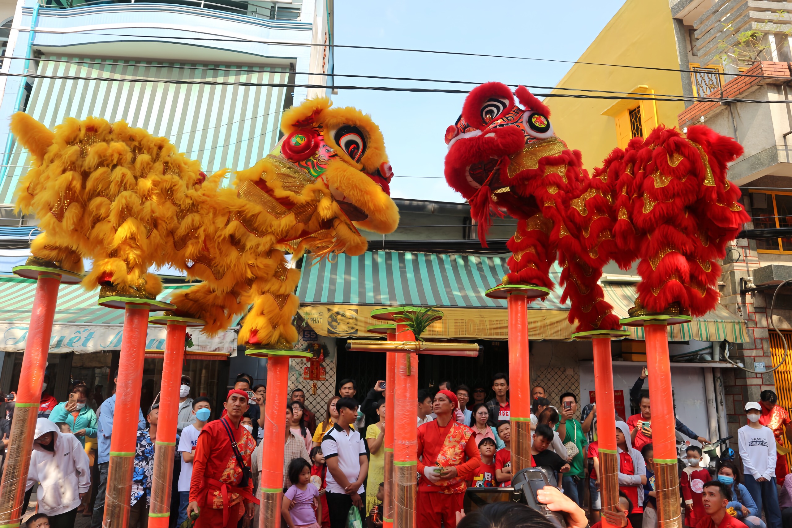 Đoàn lân sư rồng gần trăm năm Nhơn Nghĩa Đường tung tuyệt chiêu ngày đầu năm mới- Ảnh 1.