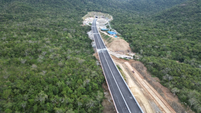 カムラム・ヴィンハオ高速道路、ビントゥアン省ヌイブントンネル南ゲートに入る区間、2023年12月。写真: ベト・クオック