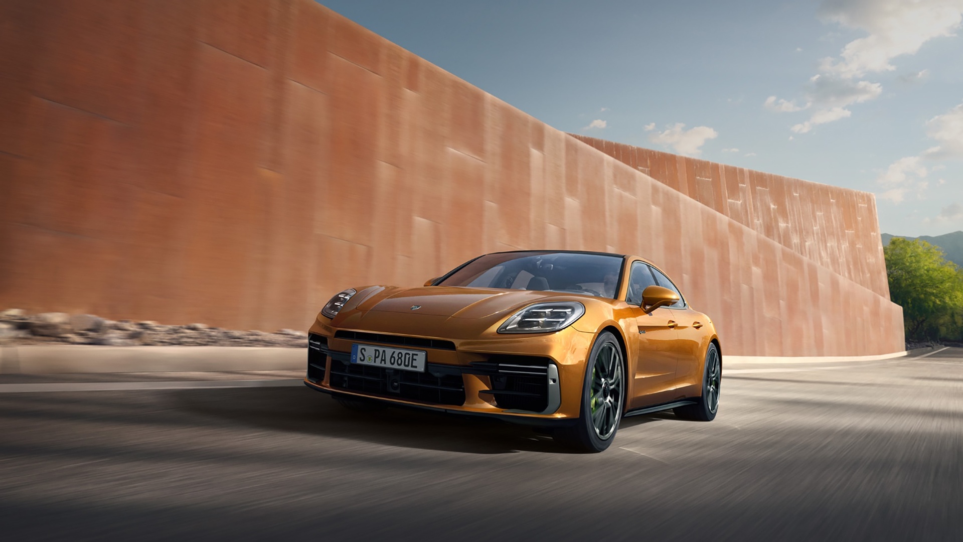 Porsche Panamera впервые поступил в продажу во Вьетнаме, гибридный автомобиль выставлен на продажу, самая низкая цена 64 млрд донгов, изображение 2