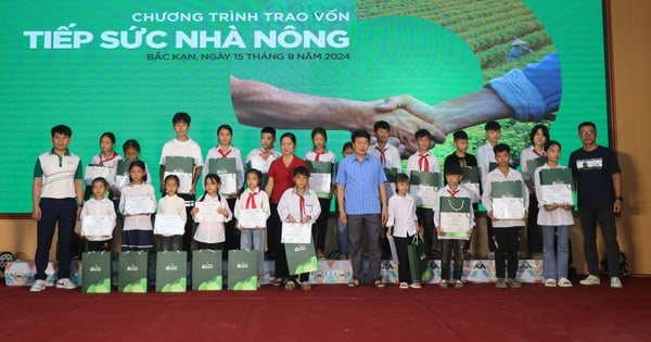 Trao vốn vay "Tiếp sức nhà nông" cho 40 hộ nghèo tại Bắc Kạn