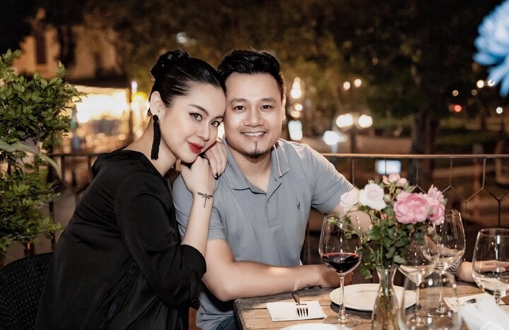 グエン・ドゥック・クオンさんとヴー・ハン・グエンさんは結婚するまで8年間もの間、美しい恋愛関係を築いていました。
