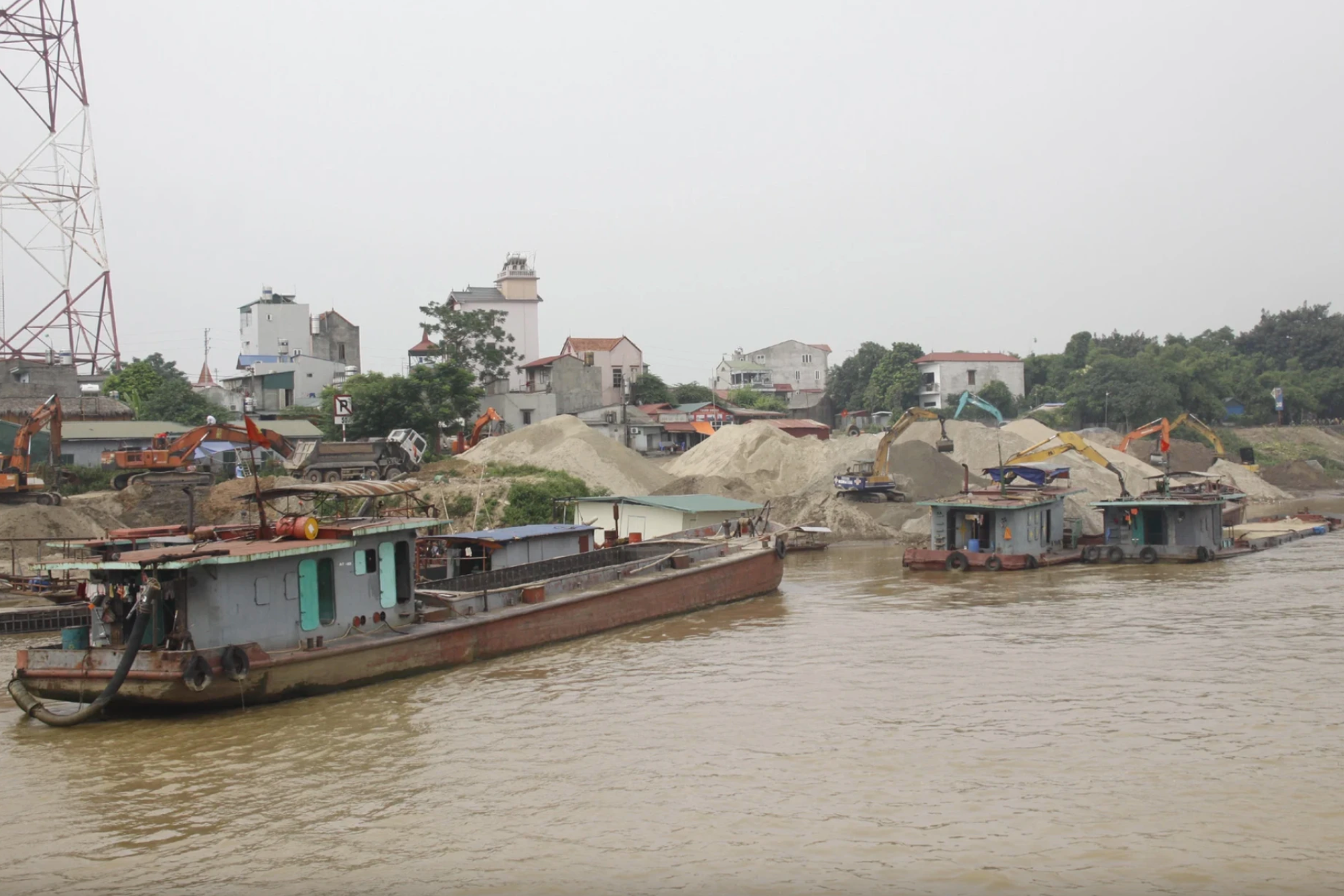 Hà Nội rà soát quá trình đấu giá 3 mỏ cát cao gấp trăm lần - Ảnh 1.