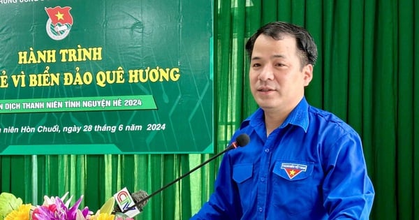 Secretary of the Central Youth Union visits the only island in Ca Mau with people living there