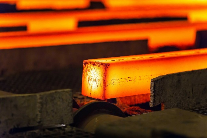 工場での製鋼工程。写真：HPG