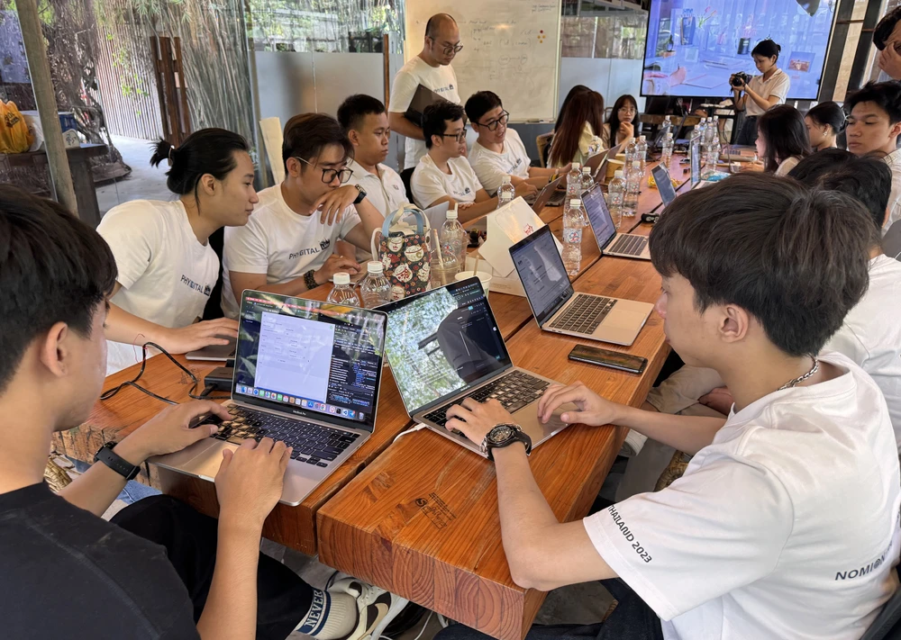 Des jeunes travaillent dans une startup à Ho Chi Minh-Ville spécialisée dans l'identification numérique.