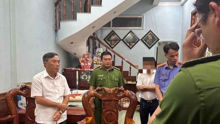 El Departamento de Policía Provincial de Lam Dong leyó la orden de arresto y registró la casa del Sr. Le Ngoc Sanh, ex vicepresidente del Comité Popular del Distrito de Cat Tien.