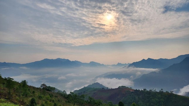 Du khách thích thú trải nghiệm ‘bản làng trên mây’ ở Yên Bái ảnh 1