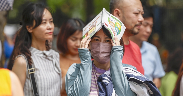 Esperando ansiosamente los resultados del examen de ingreso al décimo grado en Hanoi